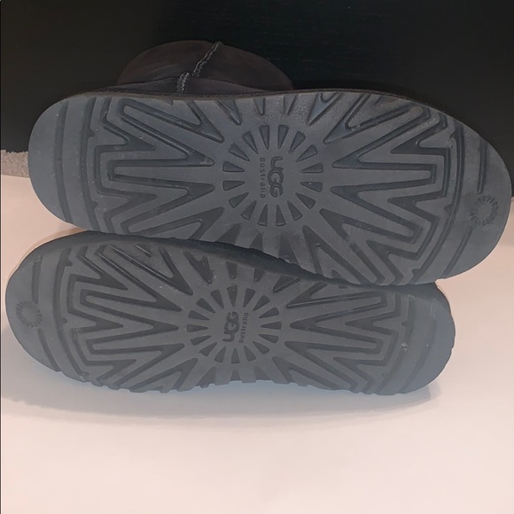 Ugg Classic Short Boots - Picture 5 of 5